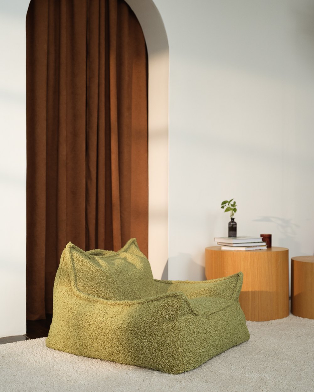 Wigiwama Teddy Stoffsitzsack Matcha in een kinderkamer