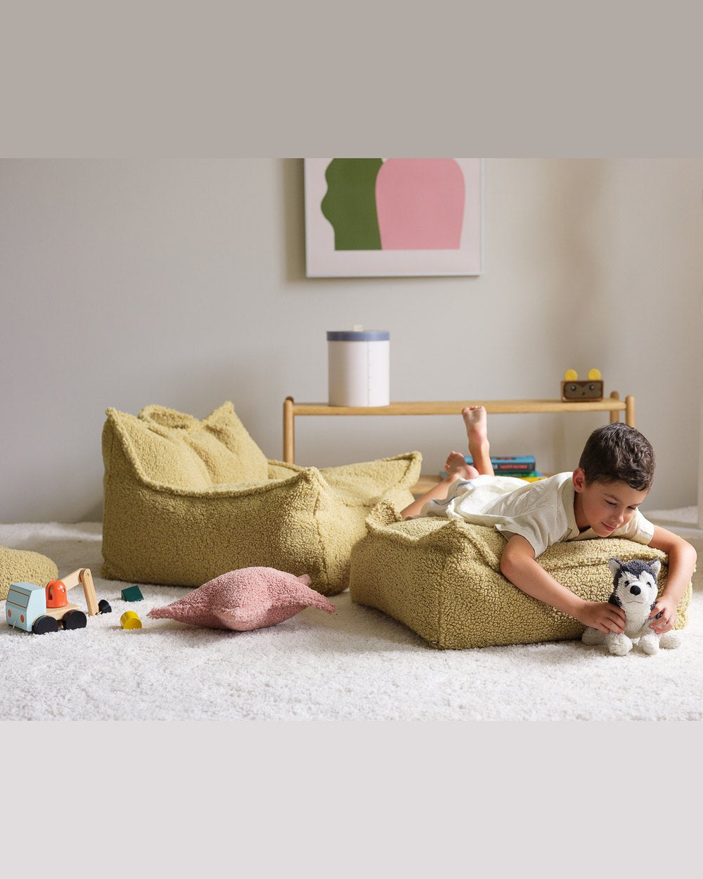 Wigiwama Teddy Stoffsitzsack Matcha in een kinderkamer
