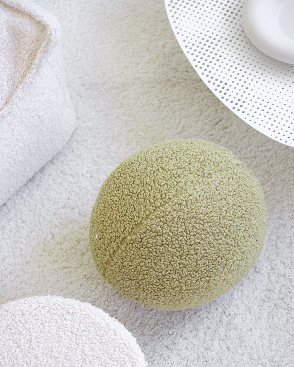 Wigiwama Teddy Bolster Cushions Matcha in een kinderkamer