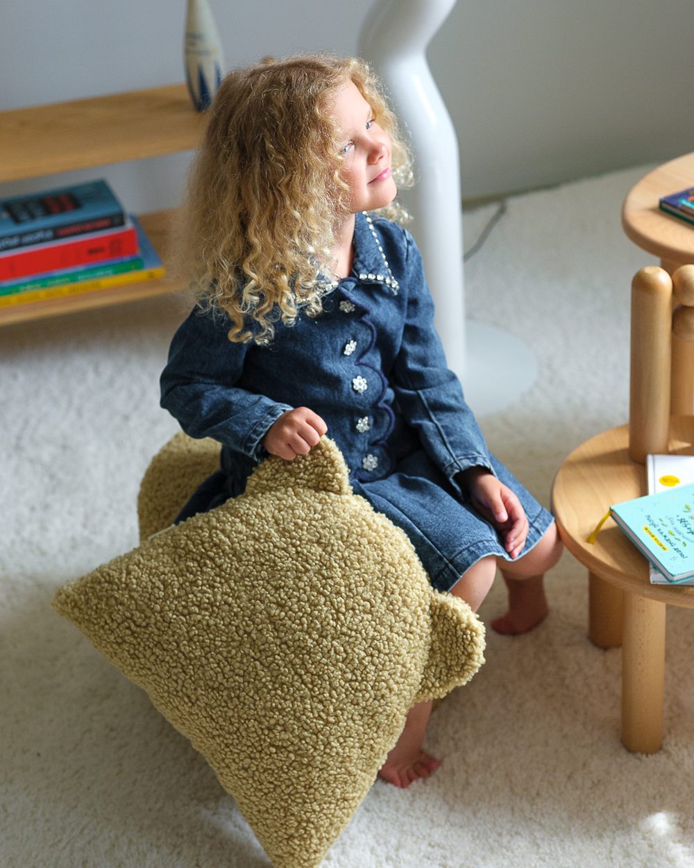 Wigiwama Teddy Bear Cushion Matcha in een kinderkamer