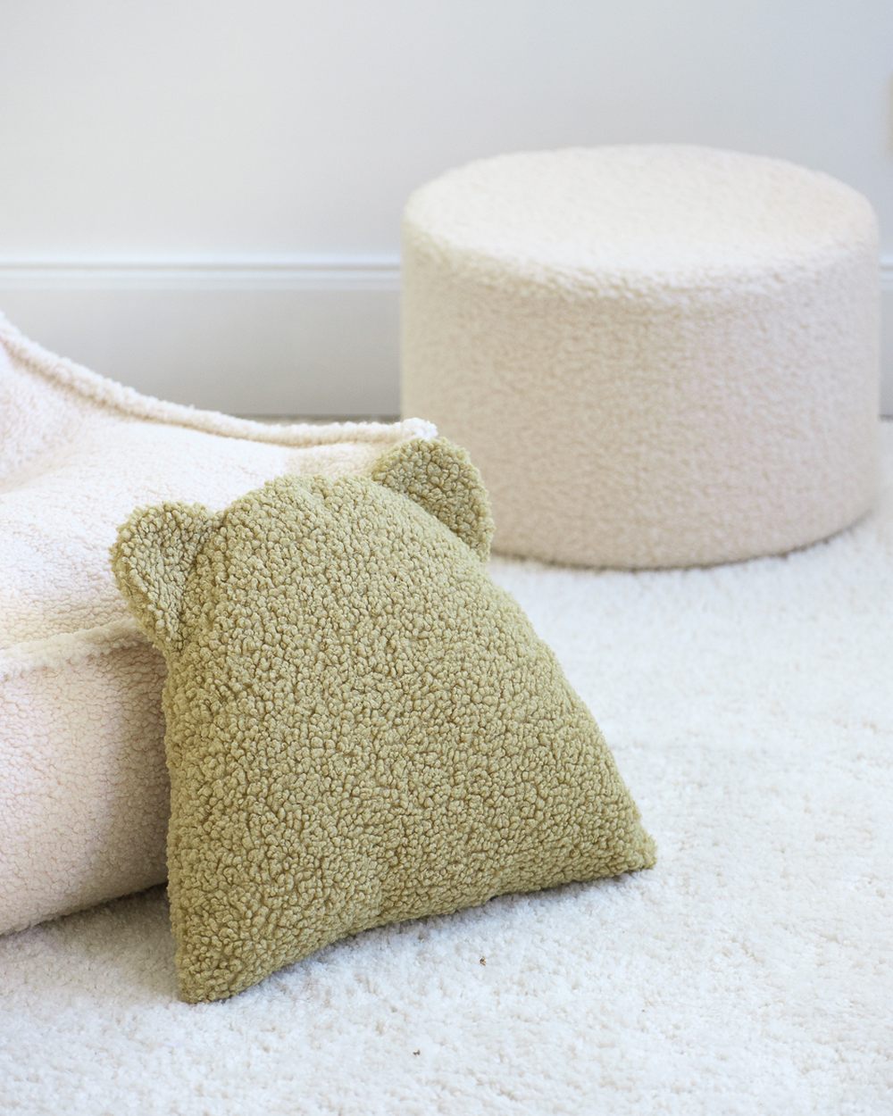 Wigiwama Teddy Bear Cushion Matcha in een kinderkamer