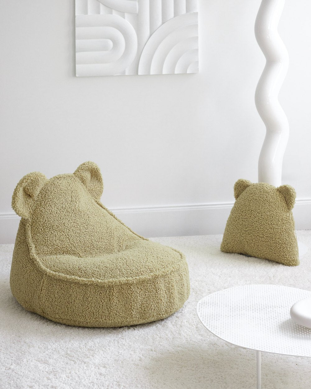 Wigiwama Teddy Bear Cushion Matcha in een kinderkamer