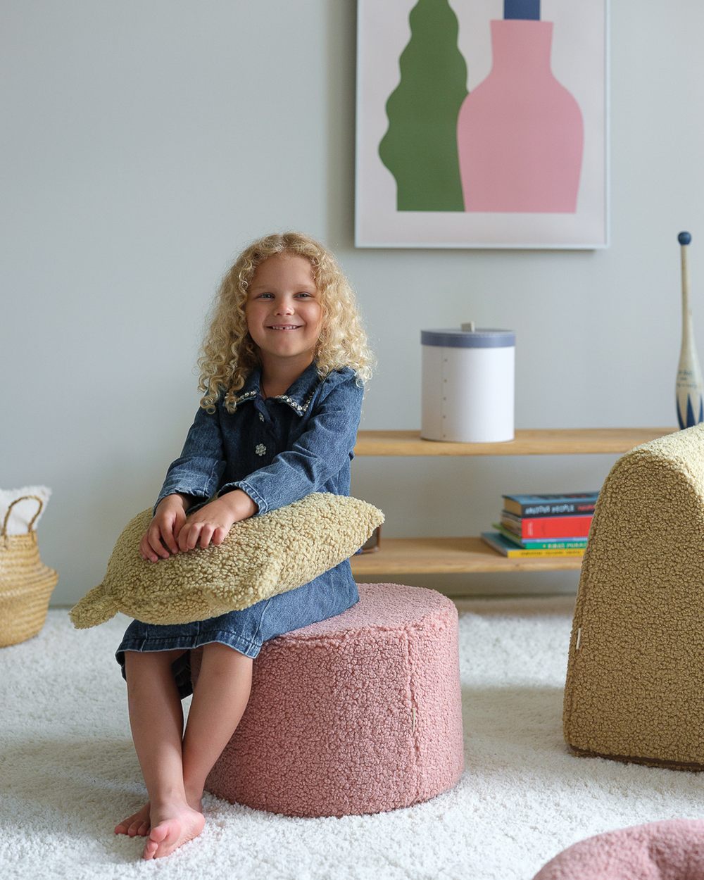 Wigiwama Teddy Bear Cushion Matcha in een kinderkamer