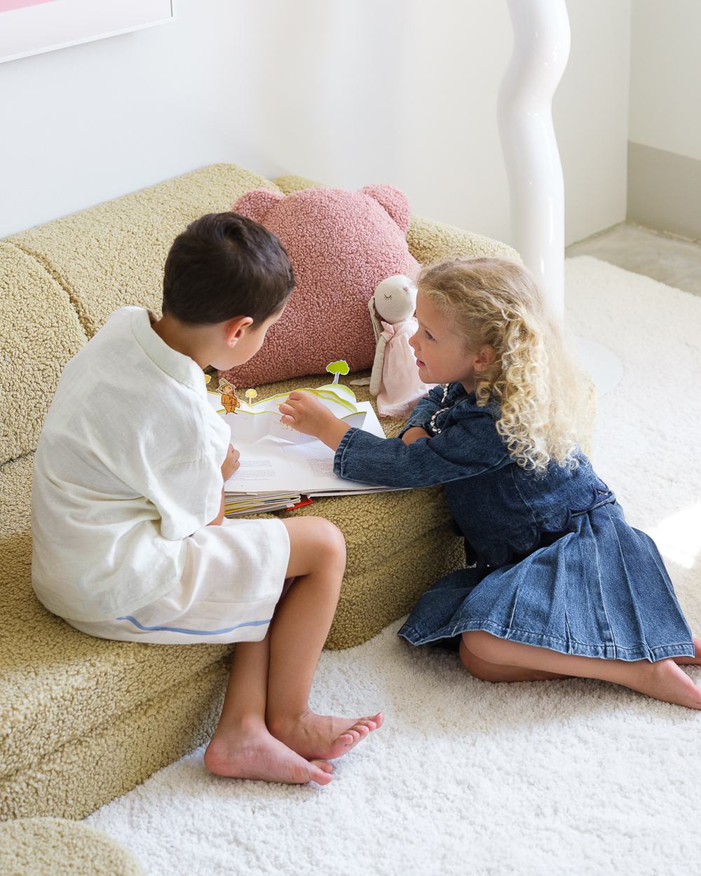 Wigiwama Teddy Bear Cushion Guava in een kinderkamer