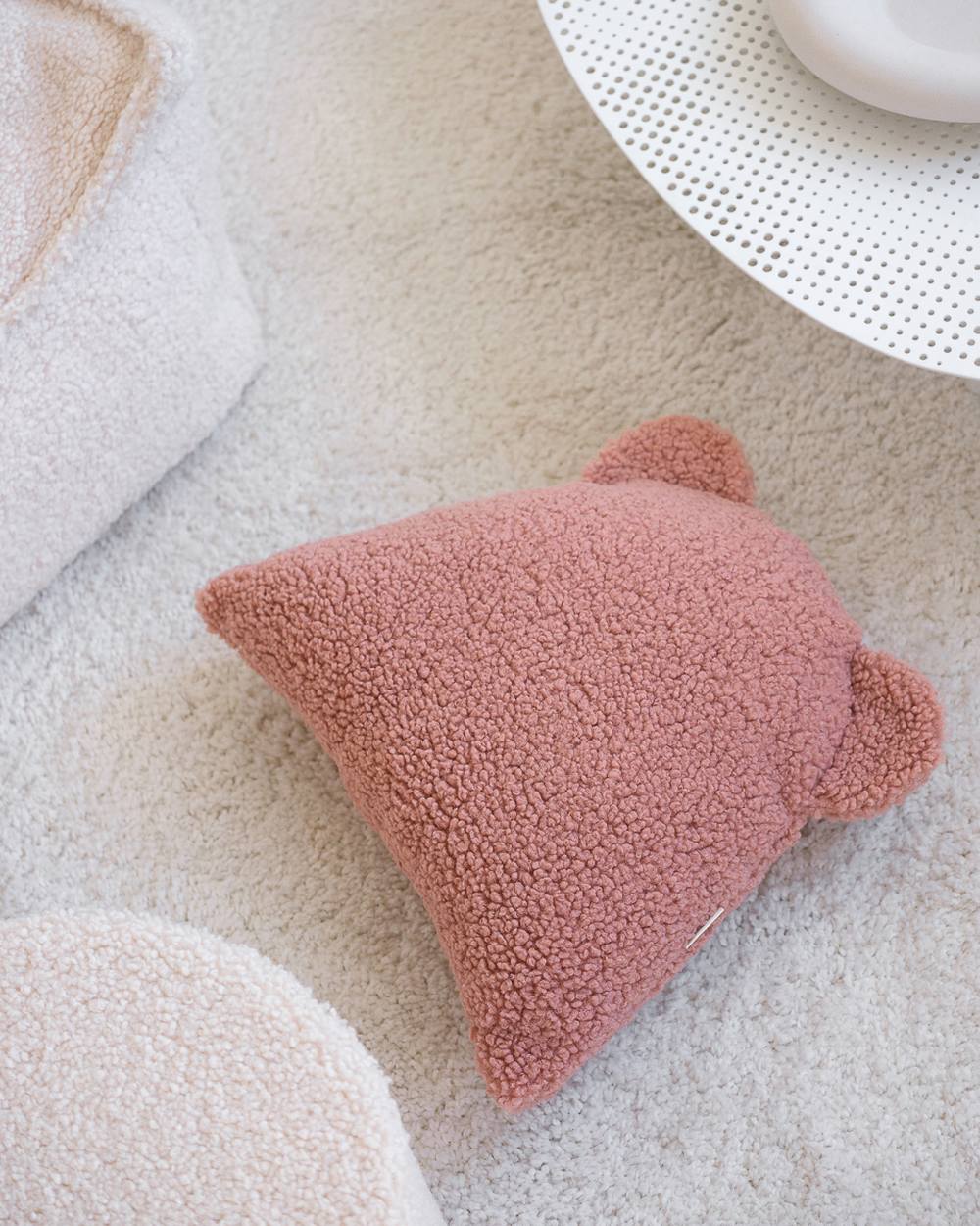 Wigiwama Teddy Bear Cushion Guava in een kinderkamer