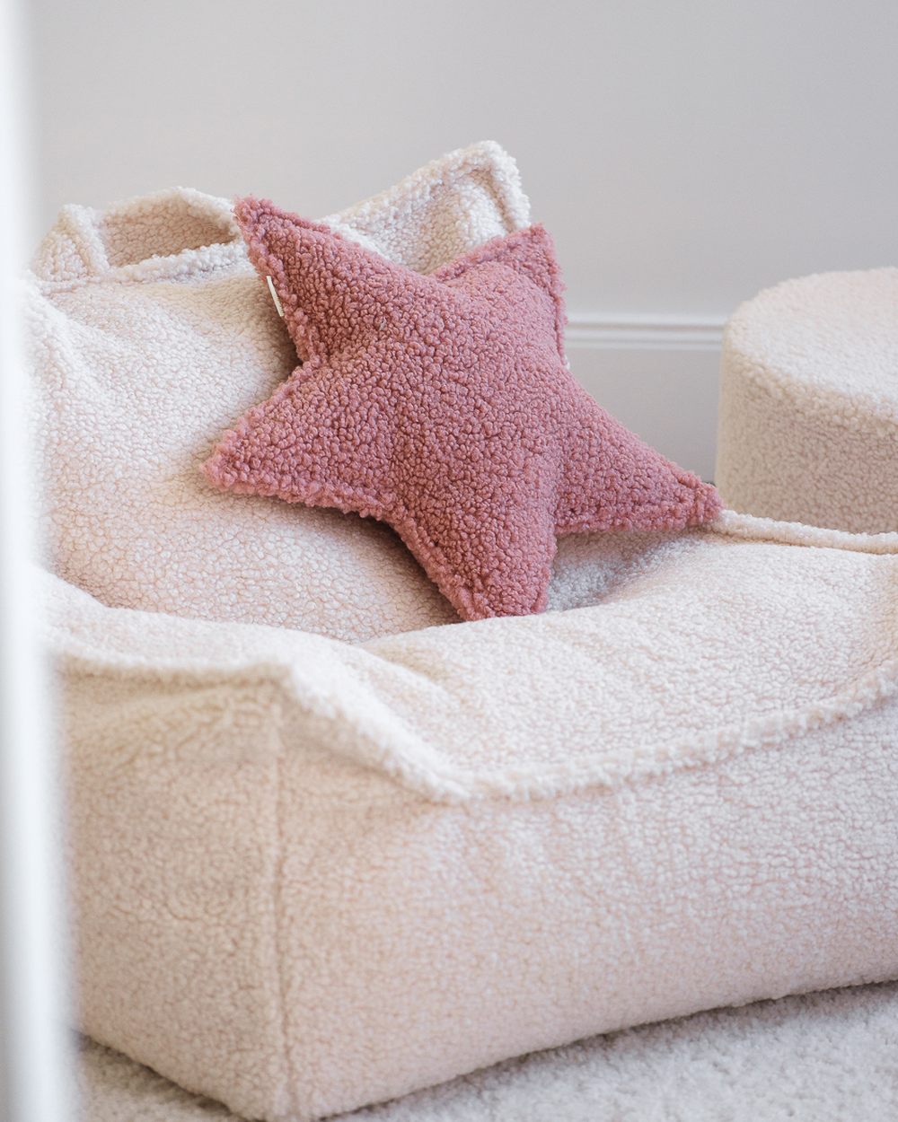 Wigiwama Teddy Star Cushion Guava in een kinderkamer