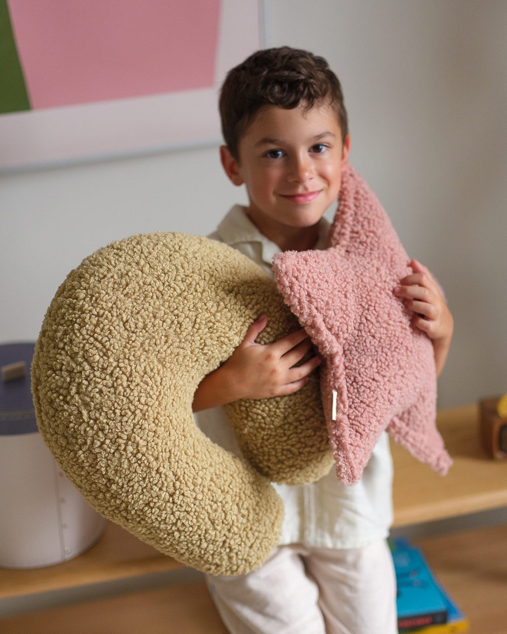 Wigiwama Teddy Star Cushion Guava in een kinderkamer