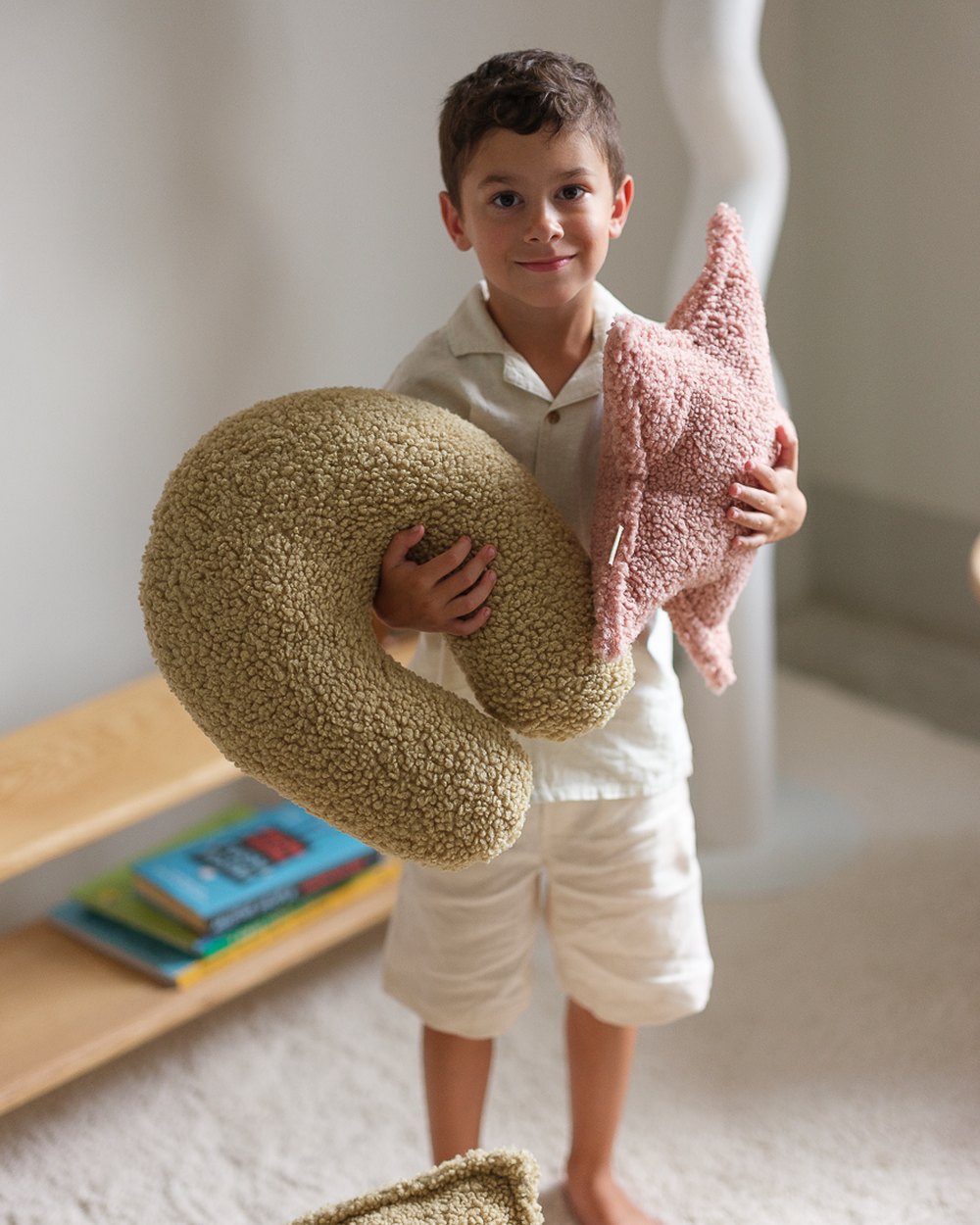 Wigiwama Teddy Star Cushion Guava in een kinderkamer