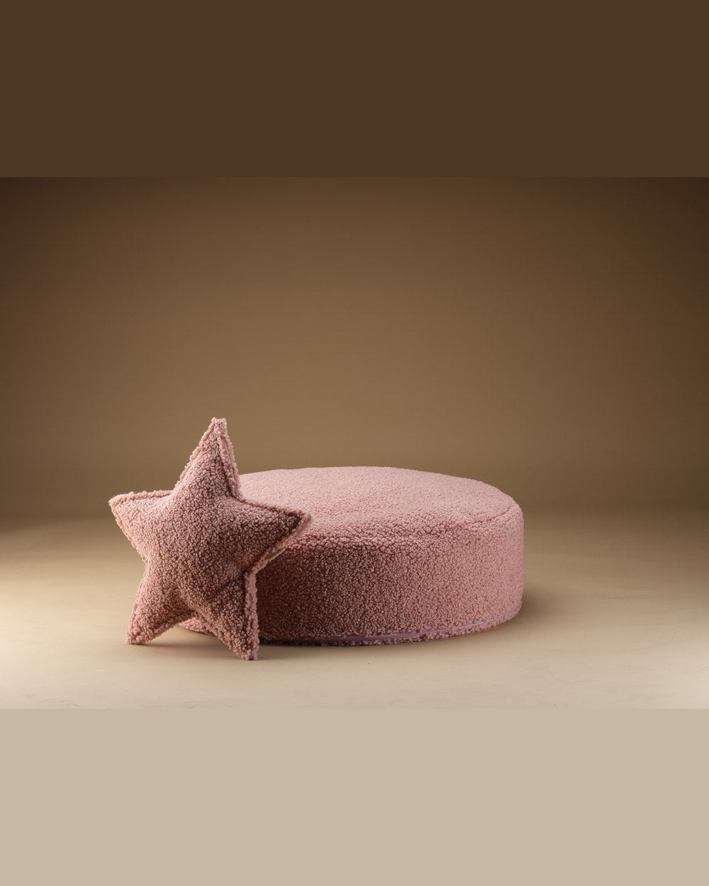 Wigiwama Teddy Star Cushion Guava in een kinderkamer