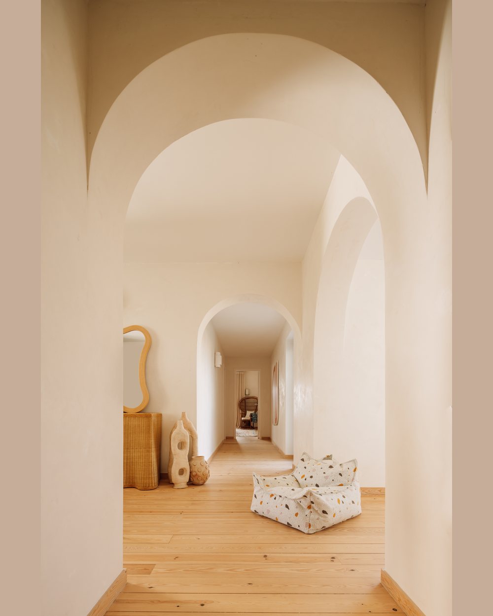 Wigiwama Sitzsack mit Terrazzo-Print Marmor in een kinderkamer