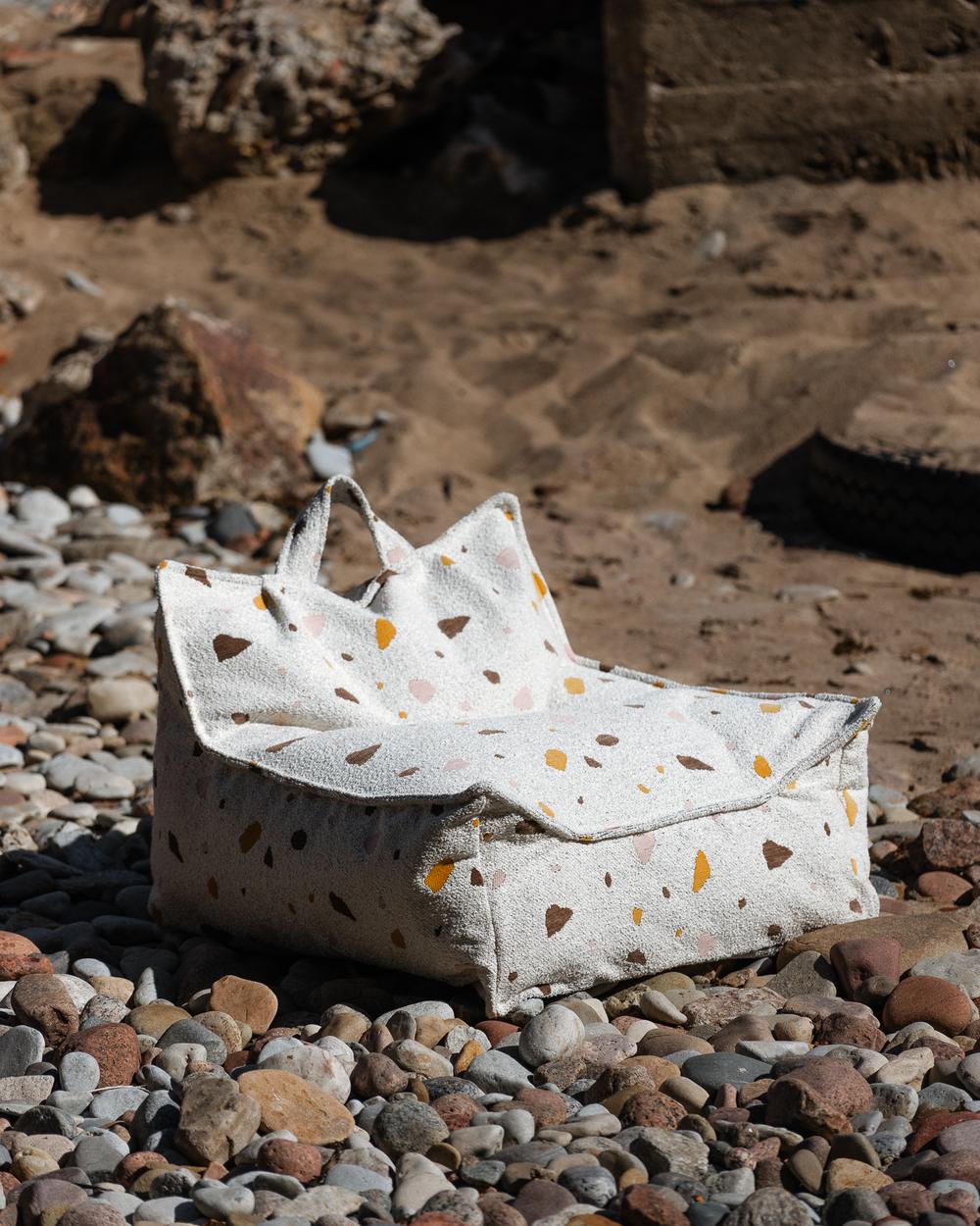 Wigiwama Sitzsack mit Terrazzo-Print Marmor in een kinderkamer