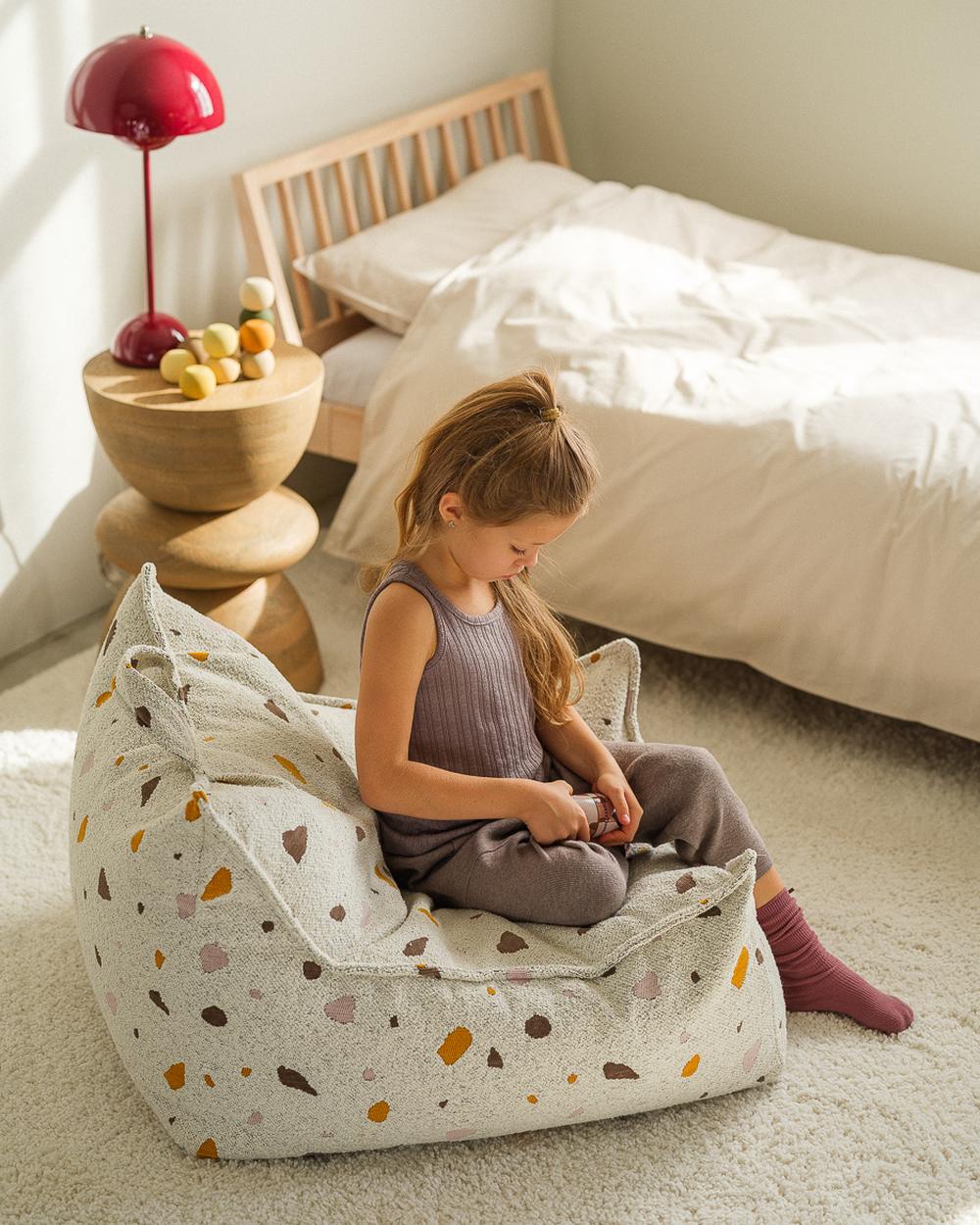 Wigiwama Sitzsack mit Terrazzo-Print Marmor in een kinderkamer