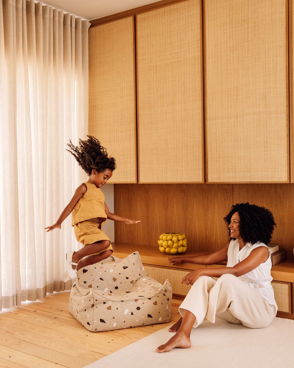 Wigiwama Sitzsack mit Terrazzo-Print Sand in een kinderkamer