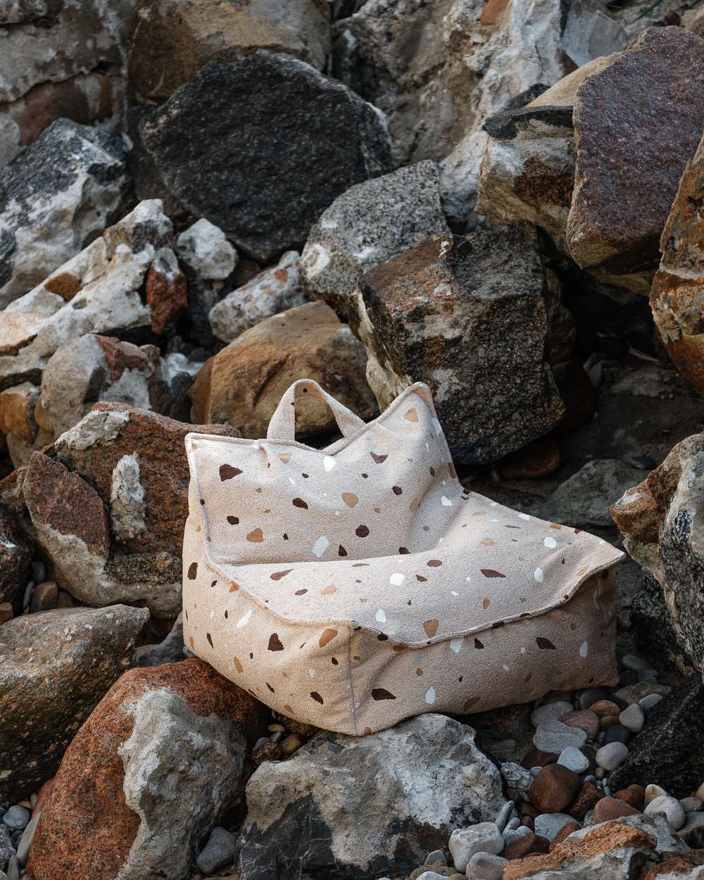 Wigiwama Sitzsack mit Terrazzo-Print Sand in een kinderkamer