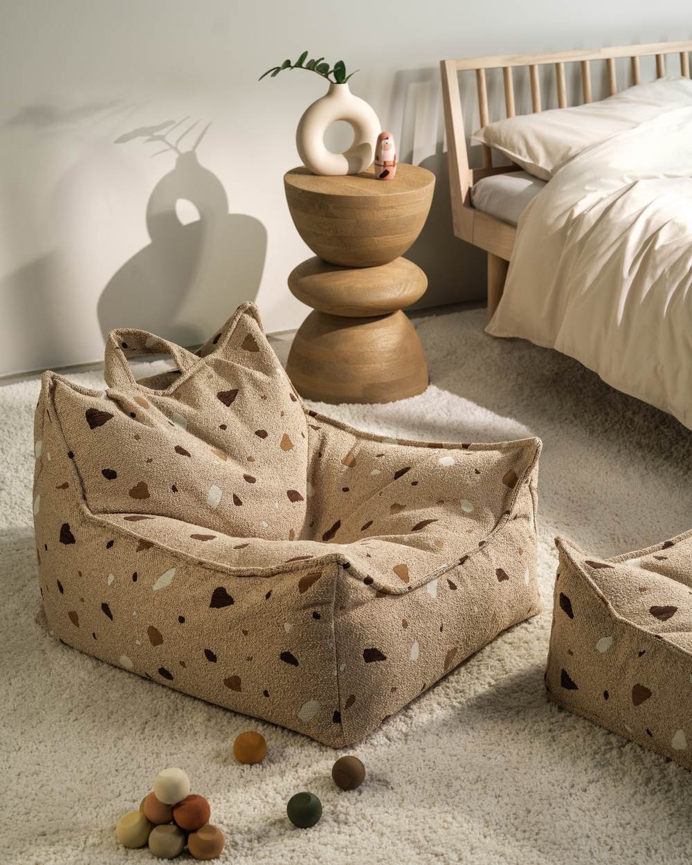 Wigiwama Sitzsack mit Terrazzo-Print Sand in een kinderkamer