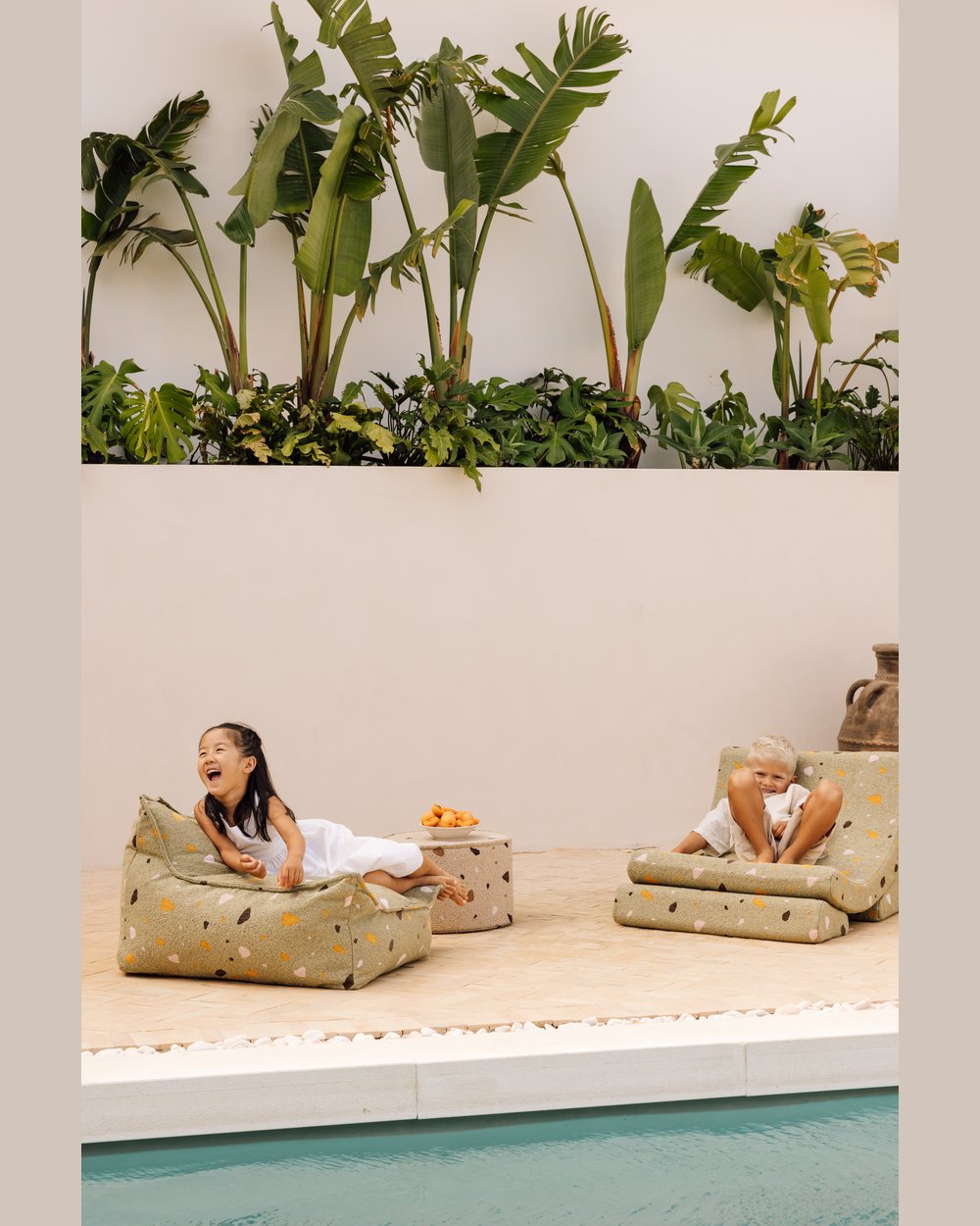 Wigiwama Sitzsack mit Terrazzo-Print Moos in een kinderkamer