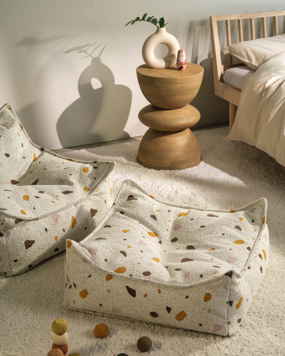 Wigiwama Square Pouf mit Terrazzo-Print Marmor in een kinderkamer