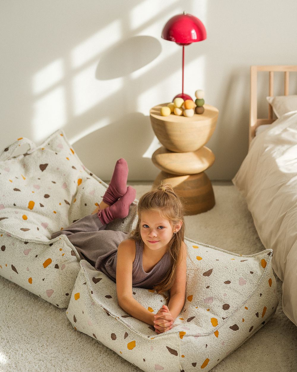 Wigiwama Square Pouf mit Terrazzo-Print Marmor in een kinderkamer