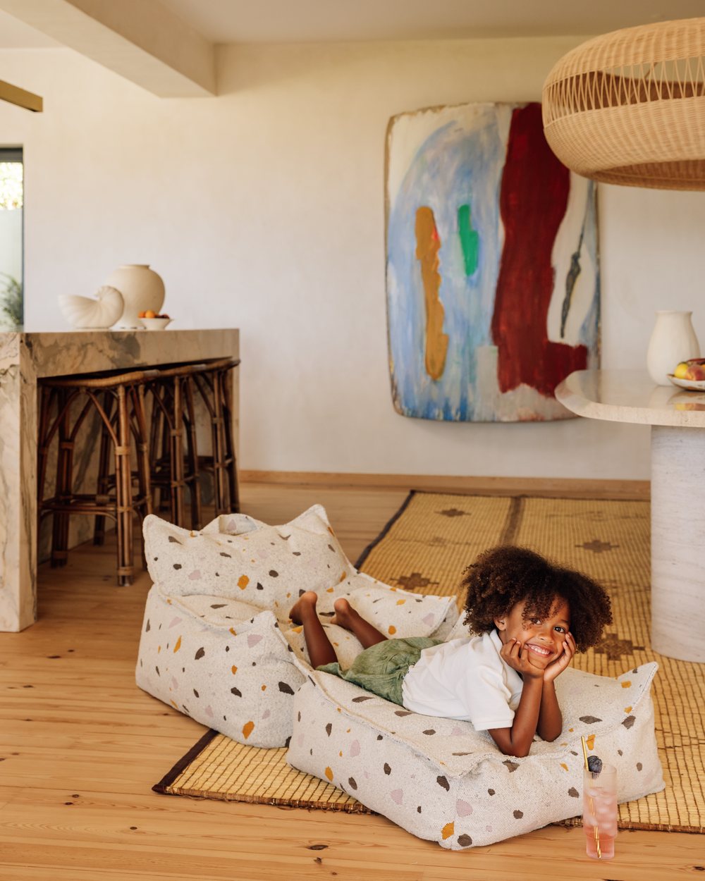 Wigiwama Square Pouf mit Terrazzo-Print Marmor in een kinderkamer