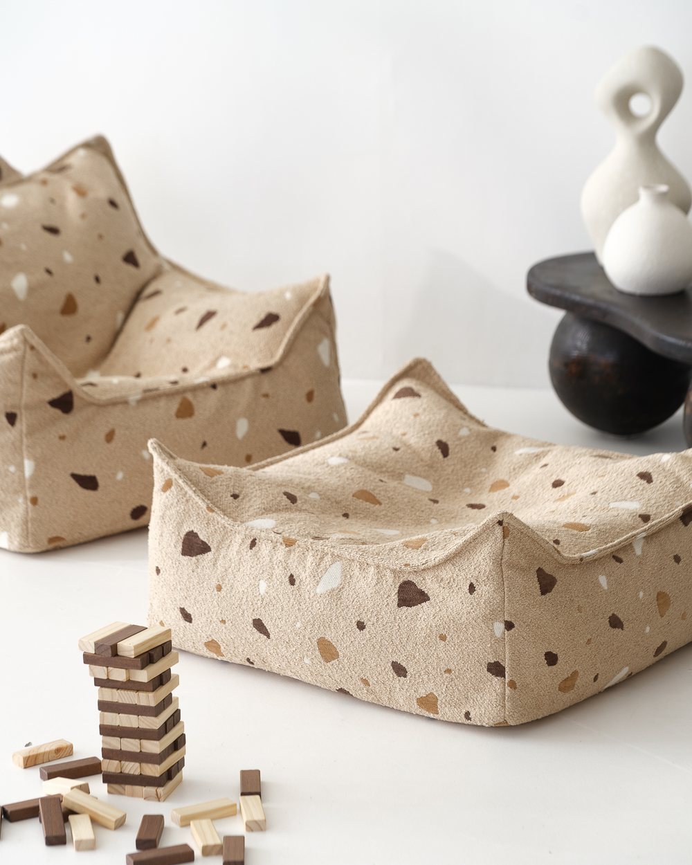 Wigiwama Square Pouf mit Terrazzo-Print Sand in een kinderkamer