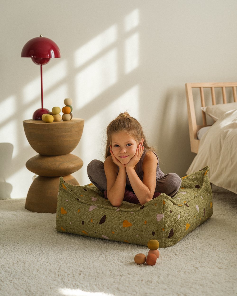 Wigiwama Square Pouf mit Terrazzo-Print Moos in een kinderkamer