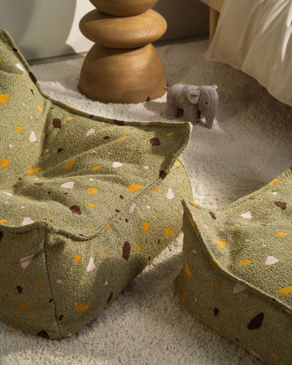 Wigiwama Square Pouf mit Terrazzo-Print Moos in een kinderkamer