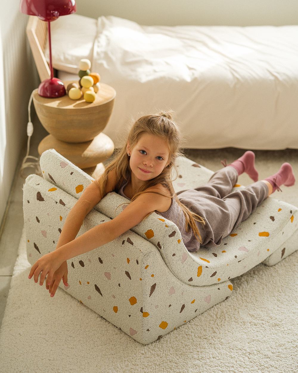 Wigiwama Moon Chair with Terrazzo print Terrazzo Marble in een kinderkamer