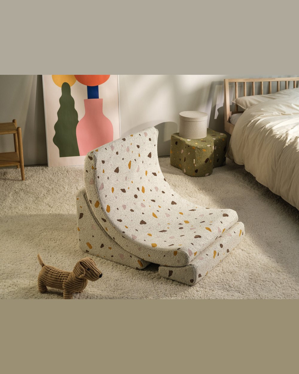 Wigiwama Moon Chair with Terrazzo print Terrazzo Marble in een kinderkamer
