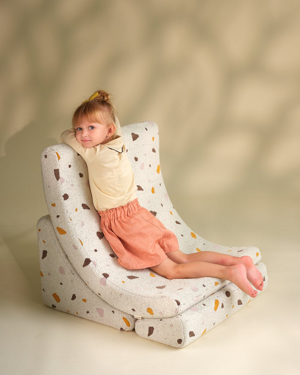 Wigiwama Moon Chair with Terrazzo print Terrazzo Marble in een kinderkamer