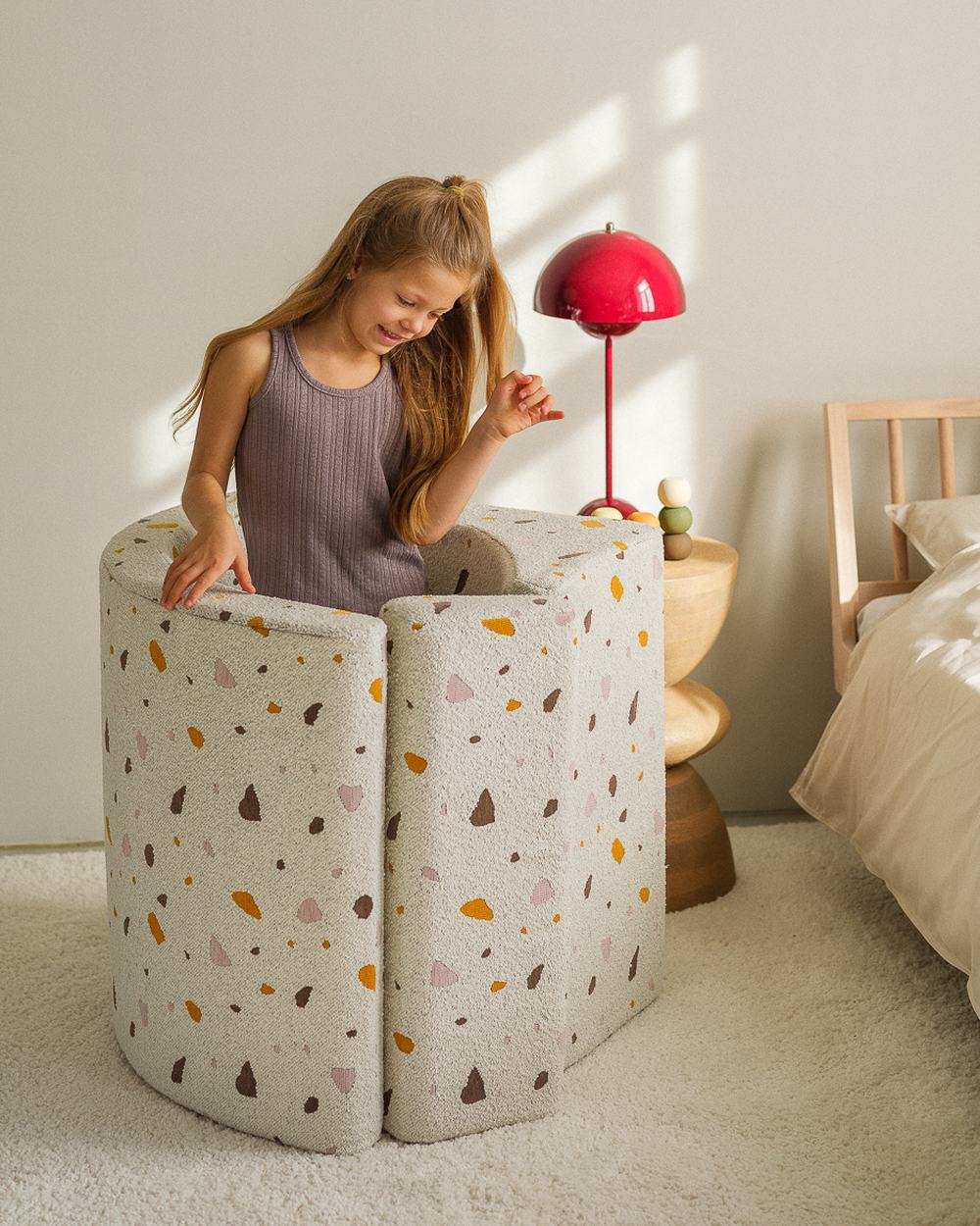 Wigiwama Moon Chair with Terrazzo print Terrazzo Marble in een kinderkamer