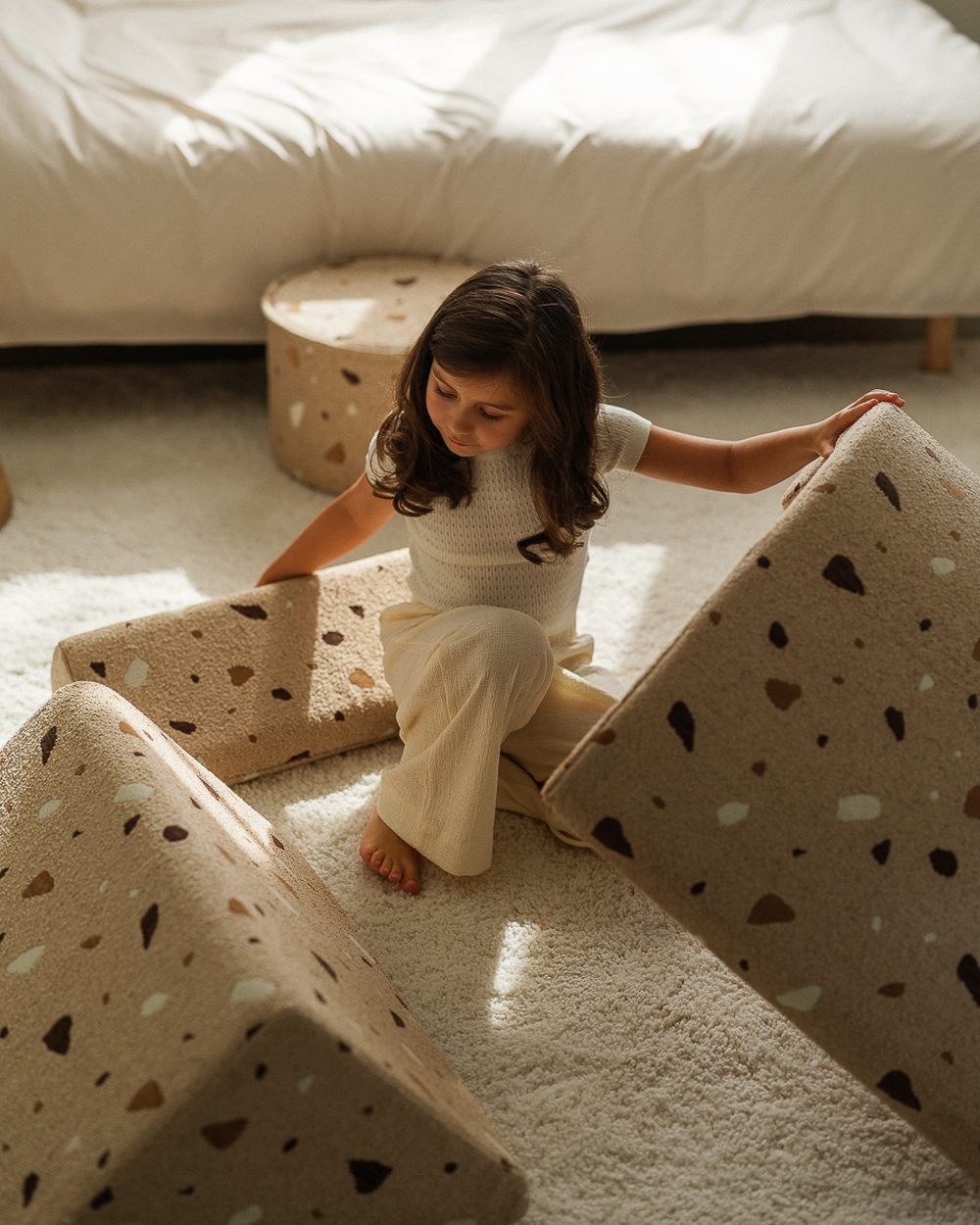 Wigiwama Maanstoel Terrazzo Sand in een kinderkamer