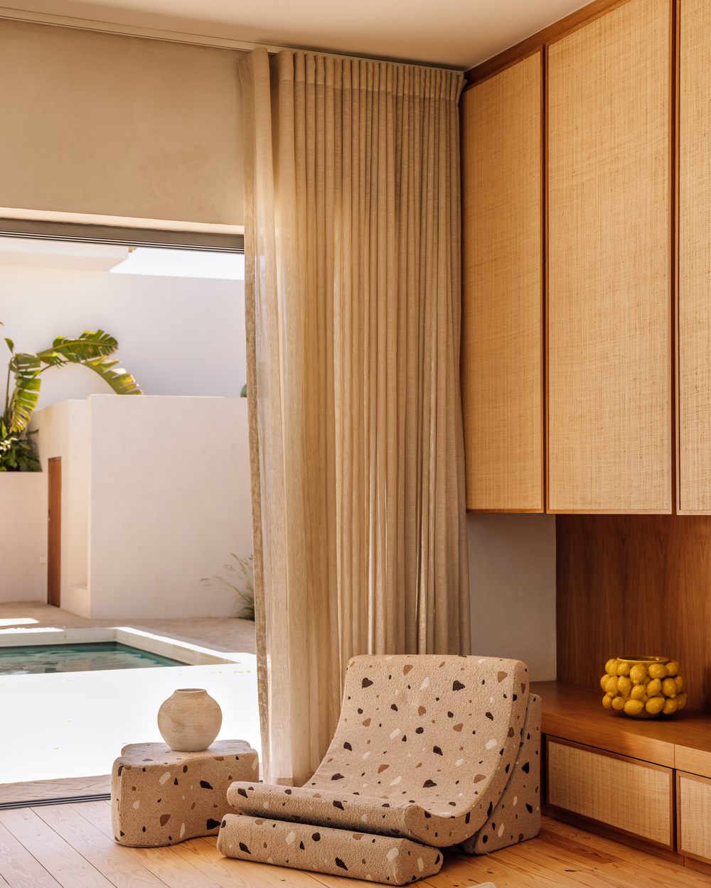 Wigiwama Maanstoel Terrazzo Sand in een kinderkamer
