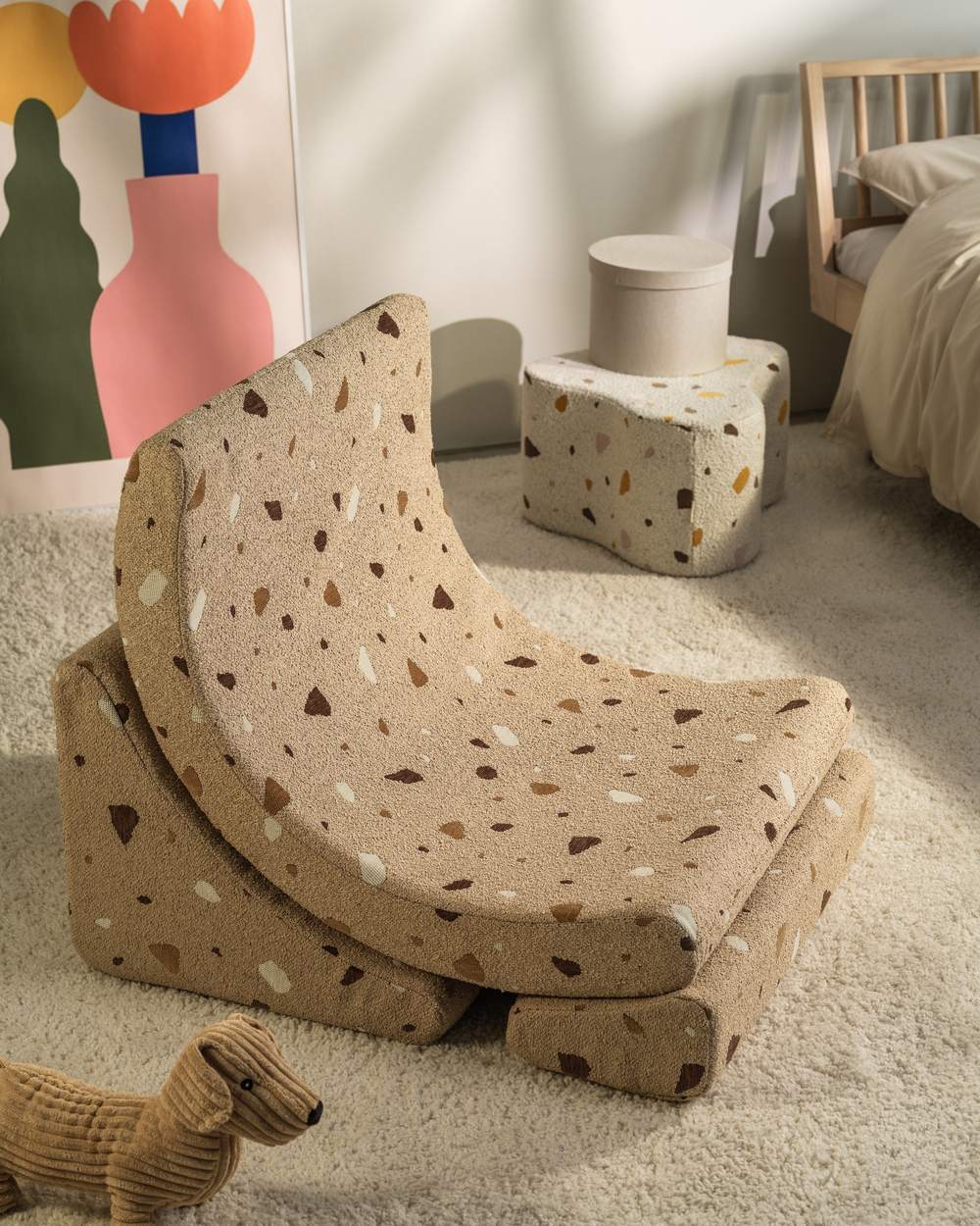 Wigiwama Maanstoel Terrazzo Sand in een kinderkamer
