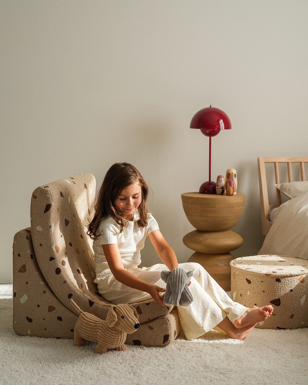Wigiwama Maanstoel Terrazzo Sand in een kinderkamer