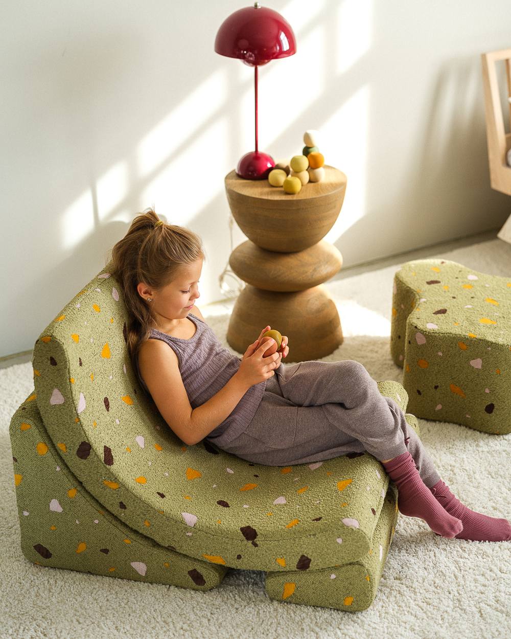 Wigiwama Moon Chair with Terrazzo print Terrazzo Moss in een kinderkamer