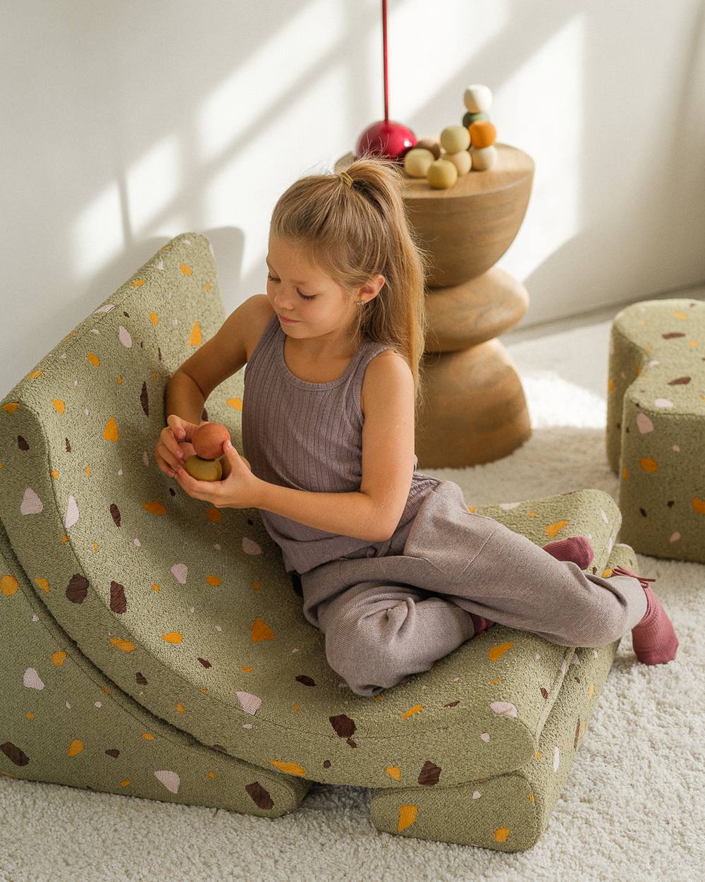 Wigiwama Moon Chair with Terrazzo print Terrazzo Moss in een kinderkamer