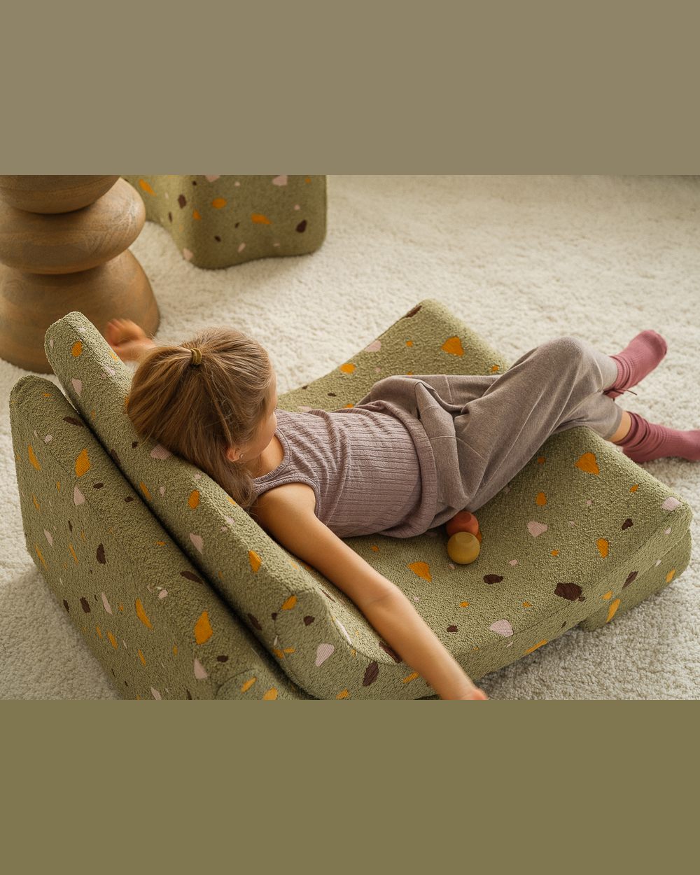 Wigiwama Moon Chair with Terrazzo print Terrazzo Moss in een kinderkamer