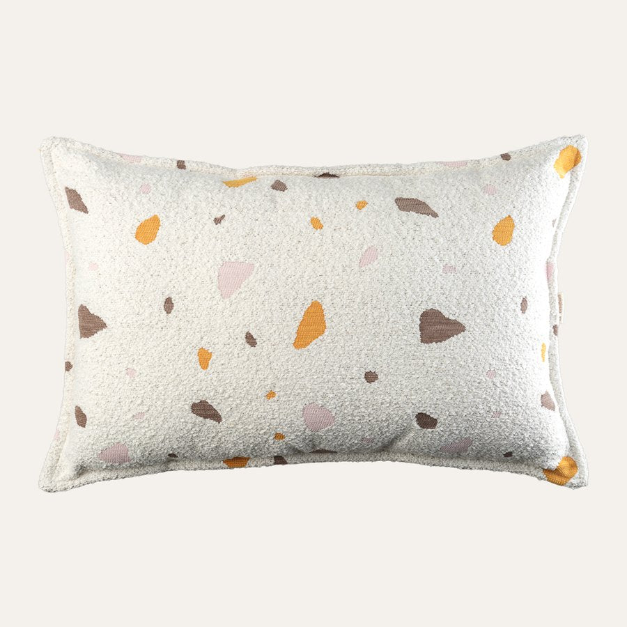 Wigiwama Rechteckiges Kissen mit Terrazzo-Print in Marmor