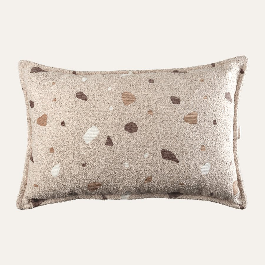 Wigiwama Rechteckiges Kissen mit Terrazzo-Print in Sand