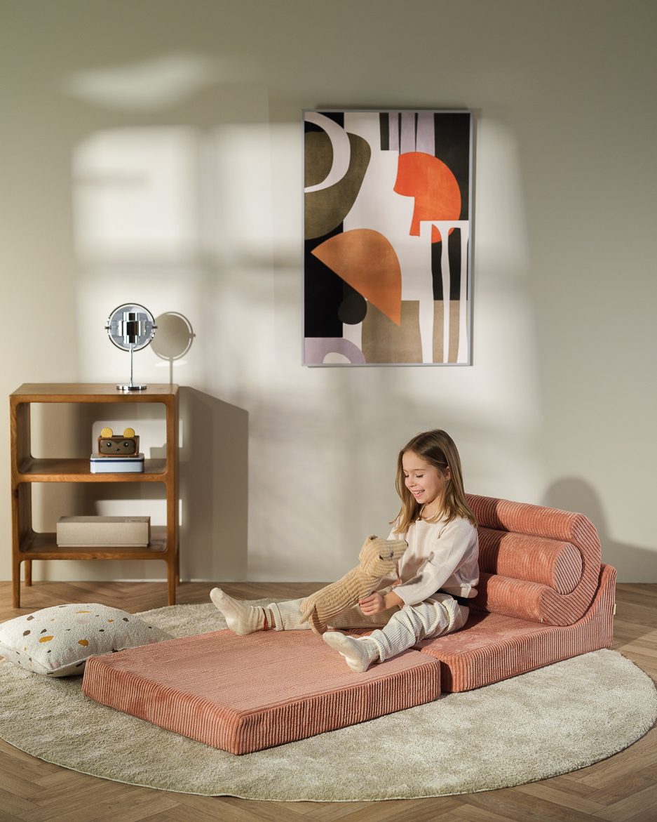 Wigiwama Flipster 3-in-1 Foldable Ribbed Chair Pink Mousse in een kinderkamer