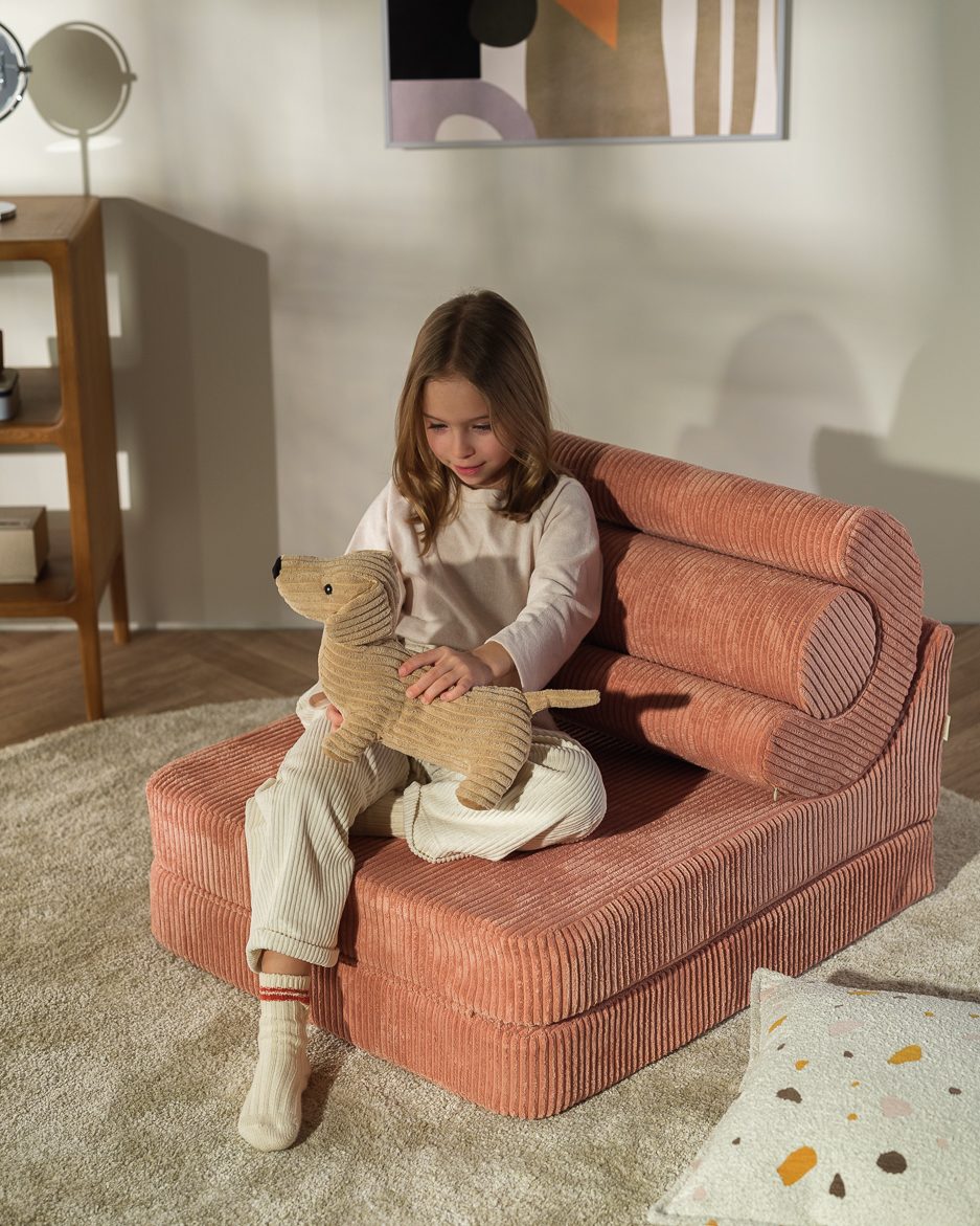 Wigiwama Flipster 3-in-1 Foldable Ribbed Chair Pink Mousse in een kinderkamer