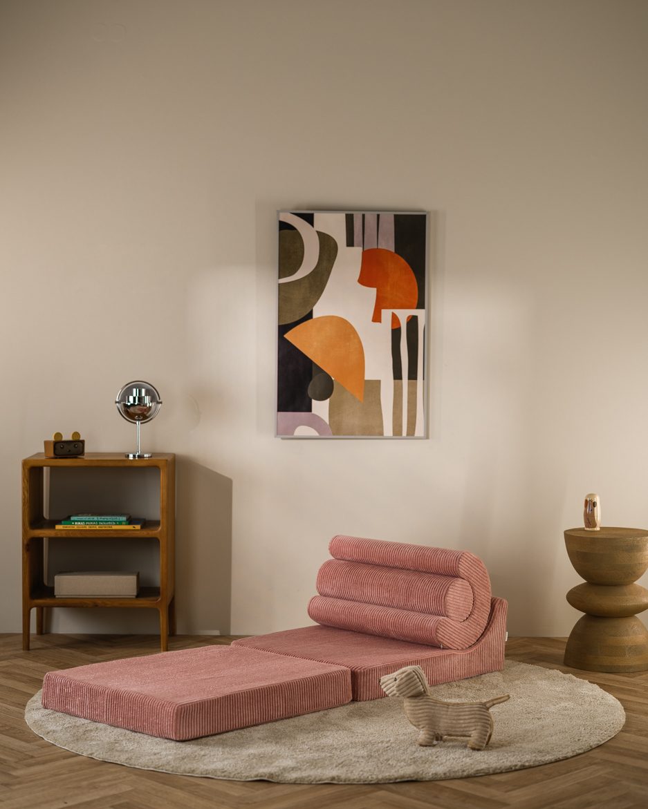 Wigiwama Flipster 3-in-1 Foldable Ribbed Chair Pink Mousse in een kinderkamer