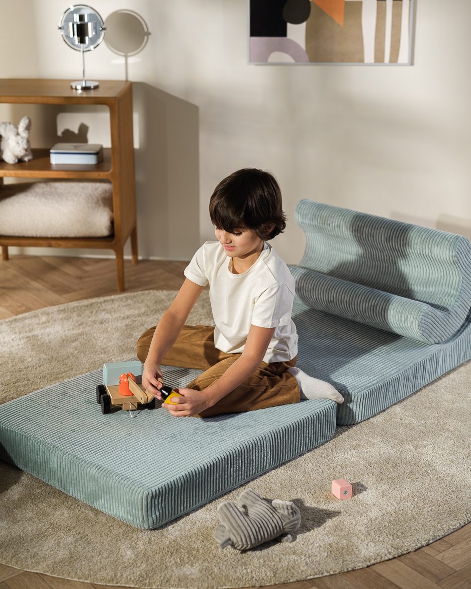 Wigiwama Flipster 3-in-1 Foldable Ribbed Chair Peppermint Green in een kinderkamer