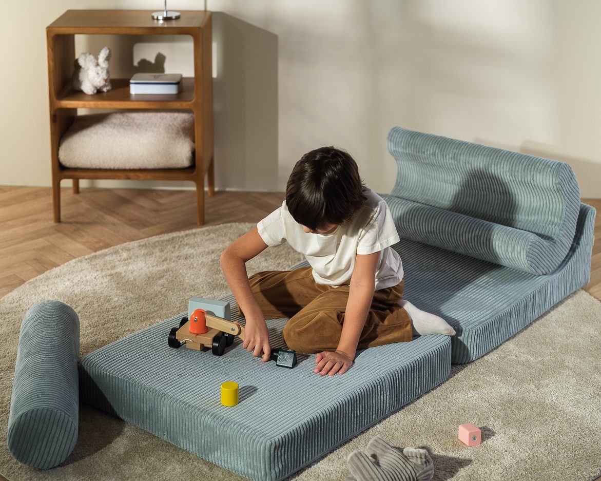 Wigiwama Flipster 3-in-1 Foldable Ribbed Chair Peppermint Green in een kinderkamer