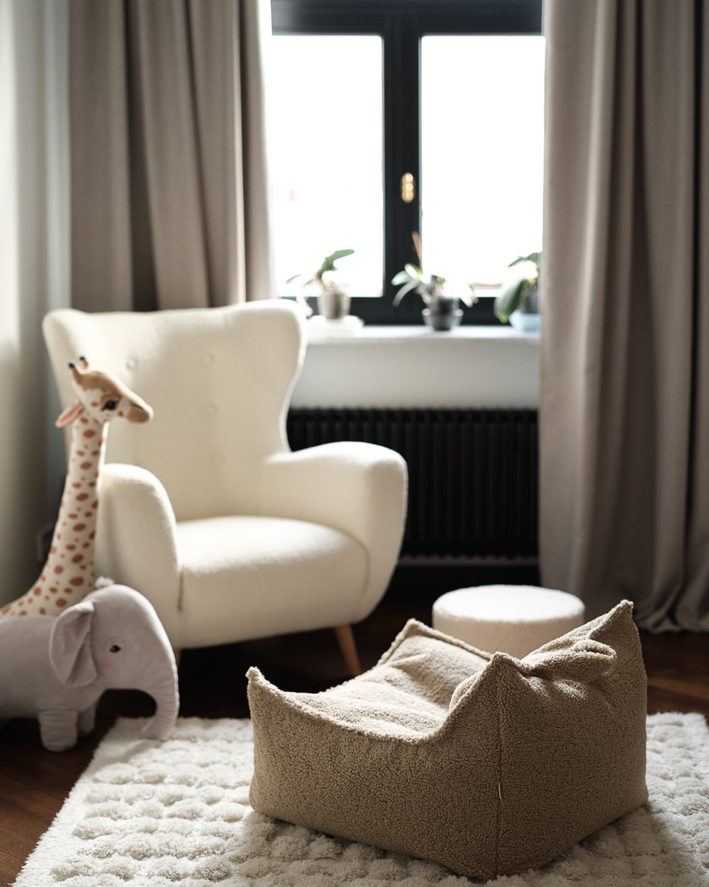 Wigiwama Teddy Stoff-Sitzsack + Pouf-Set Keks in een kinderkamer