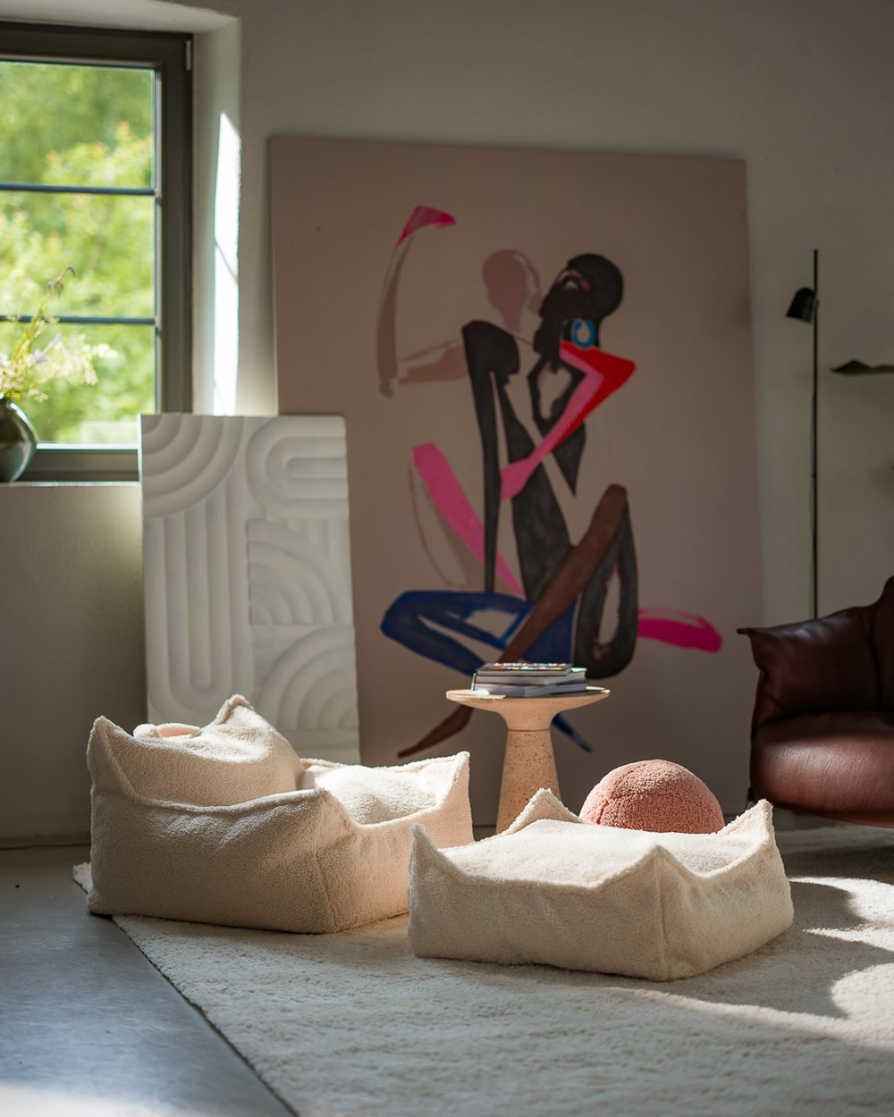 Wigiwama Teddy Stoff-Sitzsack + Pouf-Set Cremeweiß in een kinderkamer