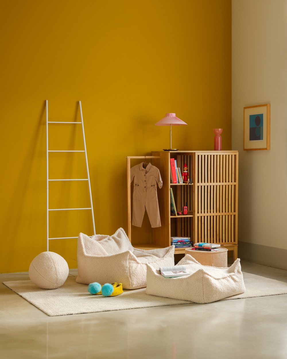 Wigiwama Teddy Stoff-Sitzsack + Pouf-Set Cremeweiß in een kinderkamer