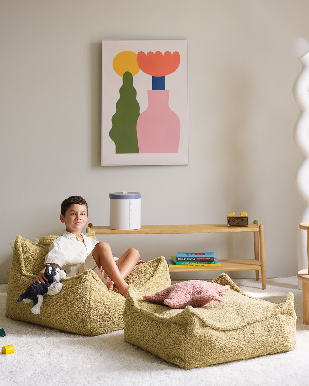 Wigiwama Teddy Stoff-Sitzsack + Pouf-Set Matcha in een kinderkamer