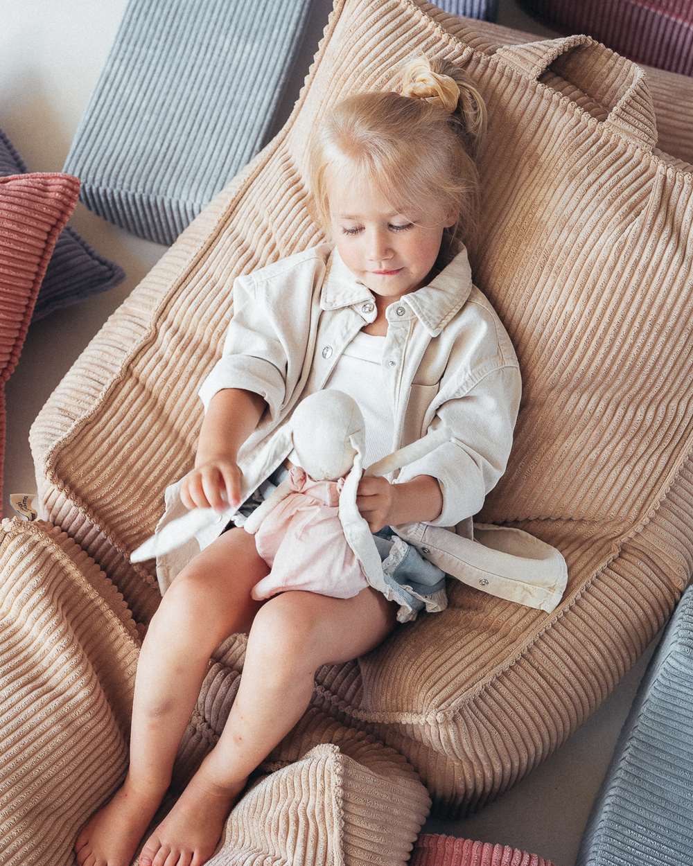 Wigiwama Gerippter Sitzsack + Pouf-Set Brauner Zucker in een kinderkamer