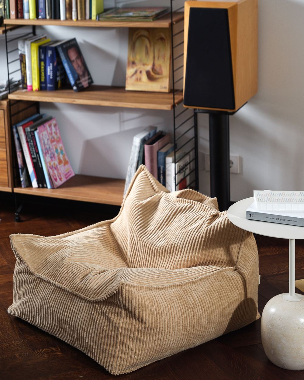Wigiwama Gerippter Sitzsack + Pouf-Set Brauner Zucker in een kinderkamer